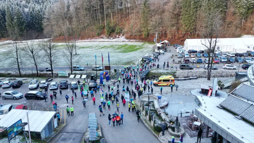 Tekači se zbirajo na startu pred Termami Snovik, posnetek z drona